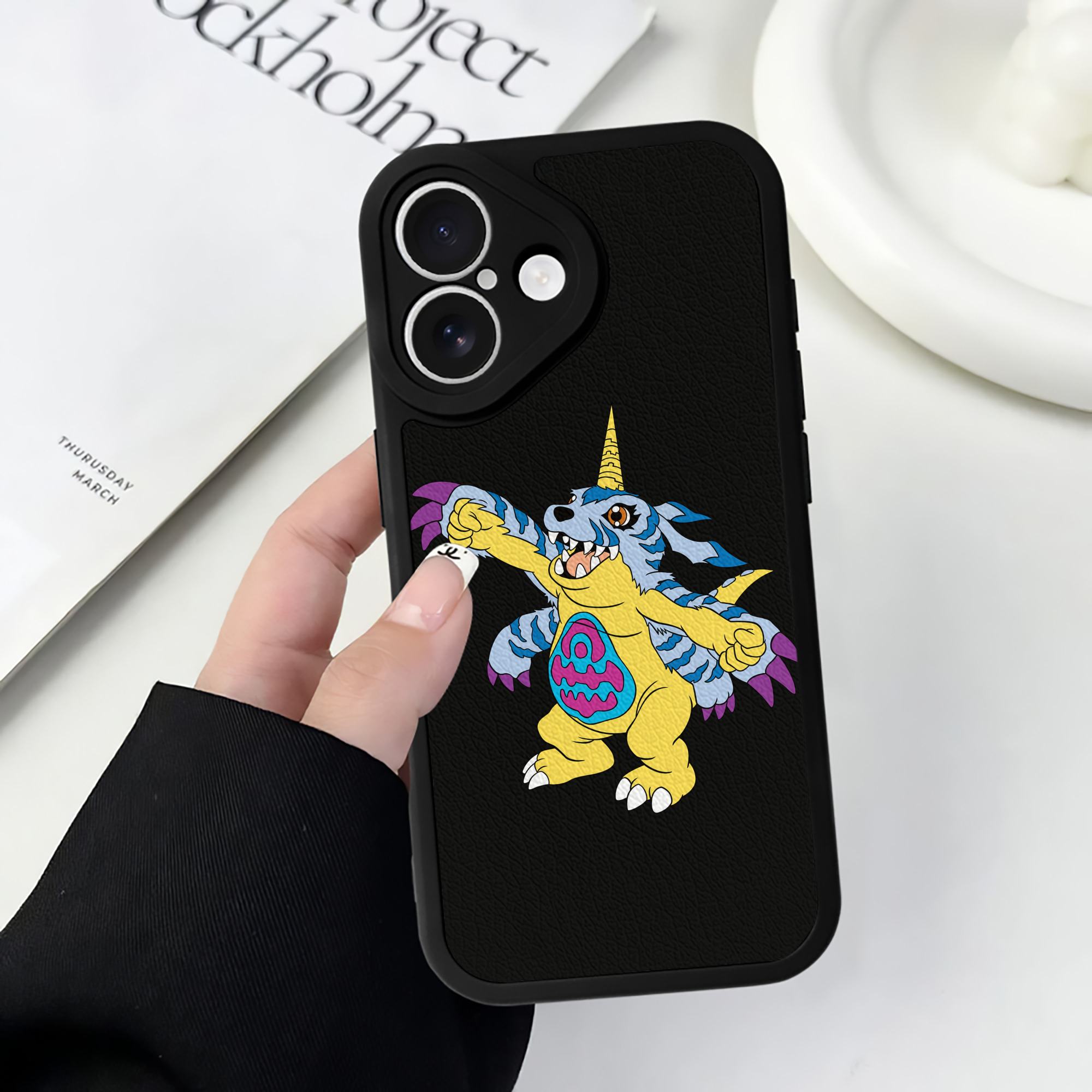 （画像用） Digimon デジタルモンスター/デジモン 【iPhone 16シリーズ対応】シリコンスマホケース（レザー調） 材質：シリコン